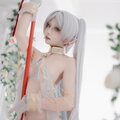 photo - 这是一张动漫角色的真人Cosplay（角色扮演）照片。

图中女性Cosplayer扮演的是动漫《葬送的芙莉莲》中的主角芙莉莲。她留着银白色的双马尾长发，耳朵是