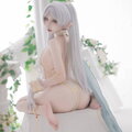 photo - 这是一张动漫角色 Cosplay 的摄影照片。

照片中的女性模特正在 Cosplay 动漫《葬送的芙莉莲》中的主角芙莉莲。她拥有一头银白色的长发，梳成双马尾发